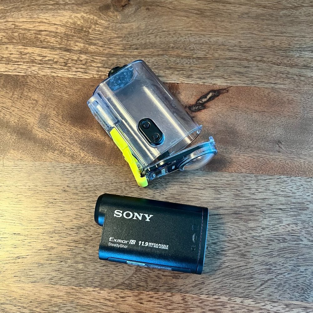Sony HDR-AS20 Digital HD Action Video Camera w/ Battery + Case